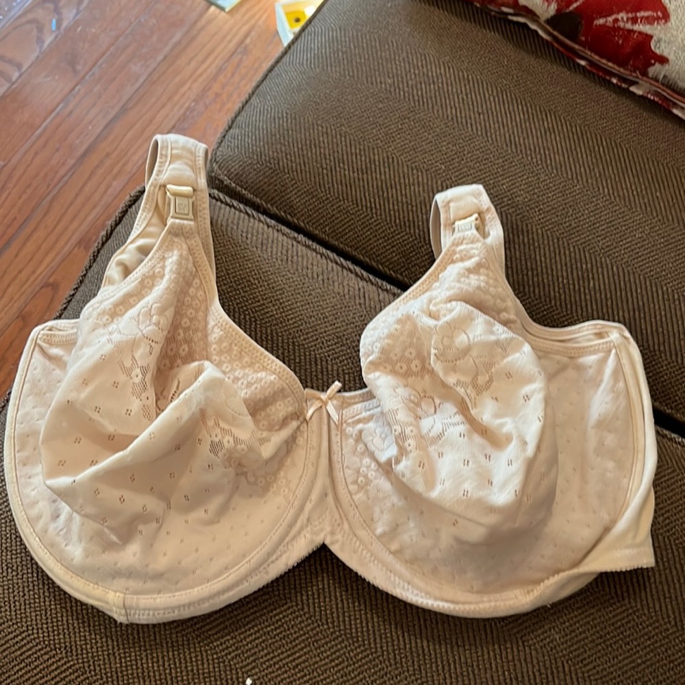 Medela plus size nursing bra  new. 44F